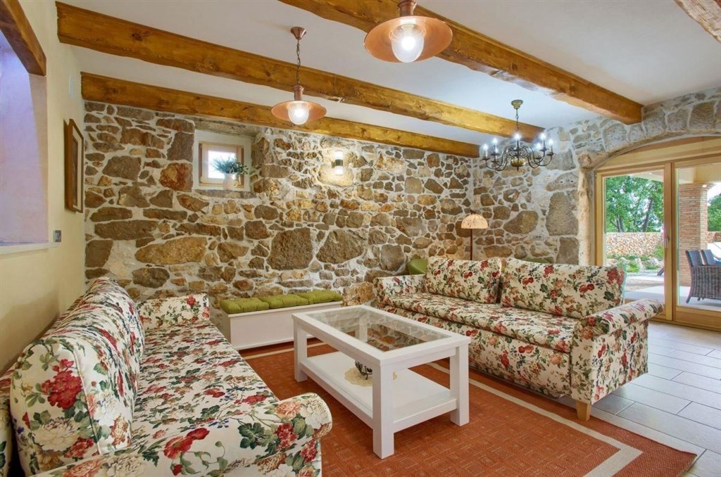 renovovana-kamenna-vila-s-bazenem-a-zahradou-krk-chorvatsko