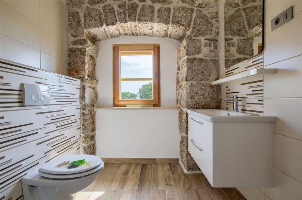 renovovana-kamenna-vila-s-bazenem-a-zahradou-krk-chorvatsko