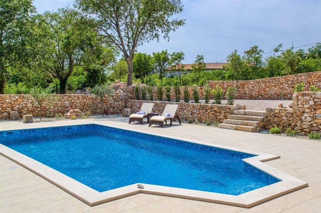 renovovana-kamenna-vila-s-bazenem-a-zahradou-krk-chorvatsko