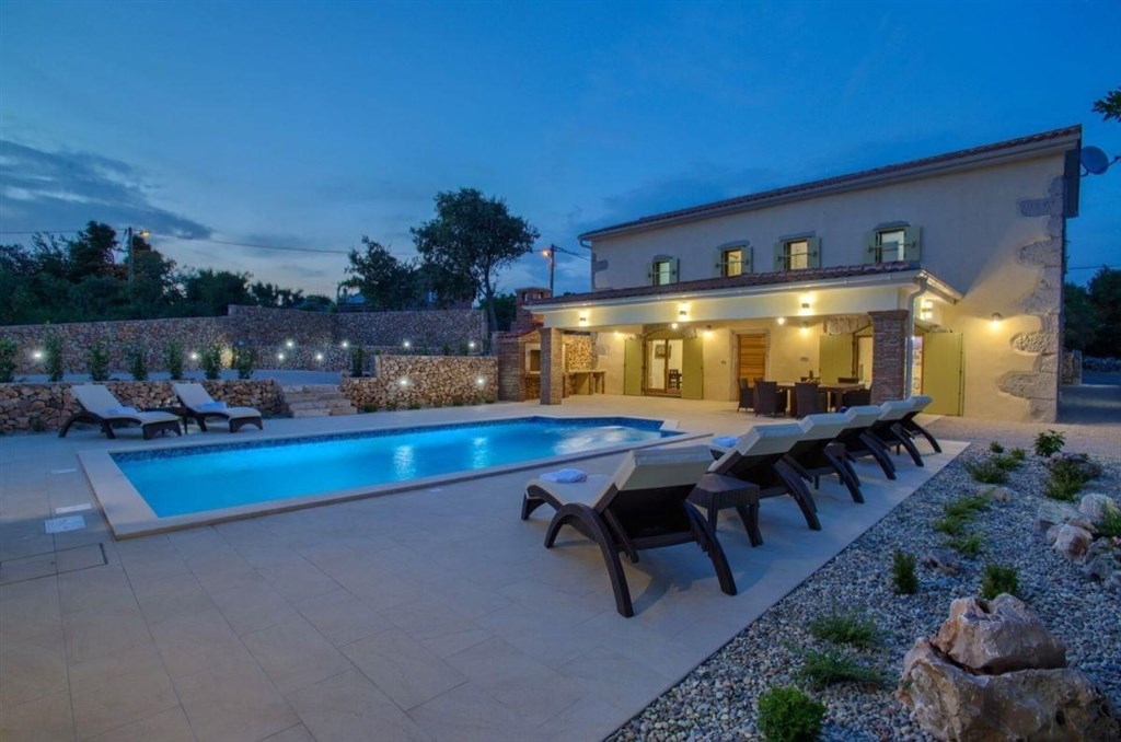 renovovana-kamenna-vila-s-bazenem-a-zahradou-krk-chorvatsko