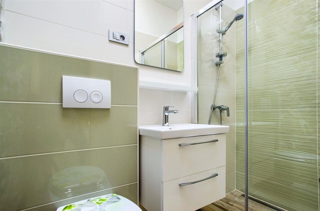 renovovana-kamenna-vila-s-bazenem-a-zahradou-krk-chorvatsko