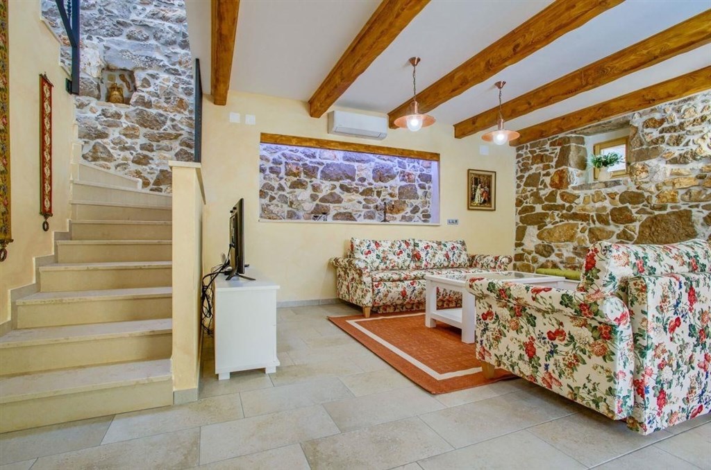 renovovana-kamenna-vila-s-bazenem-a-zahradou-krk-chorvatsko