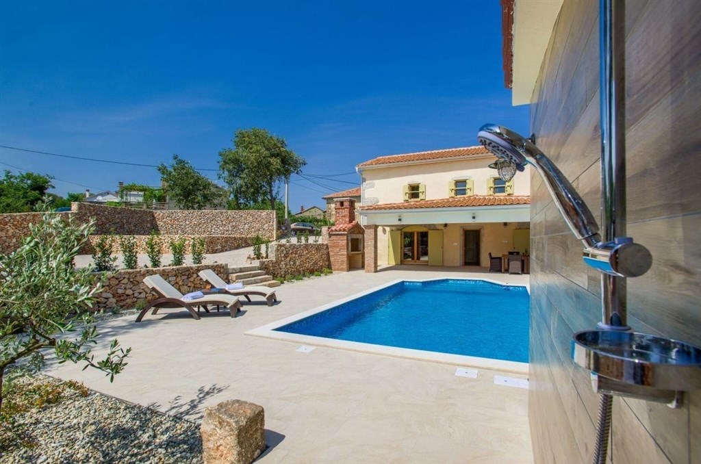 renovovana-kamenna-vila-s-bazenem-a-zahradou-krk-chorvatsko