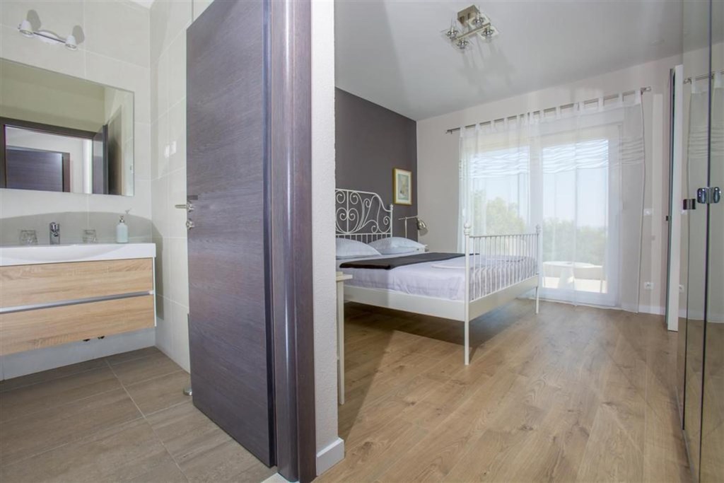 luxusni-vila-s-bazenem-a-vyhledem-na-more-makarska-chorvatsko