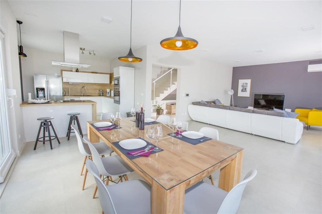 luxusni-vila-s-bazenem-a-vyhledem-na-more-makarska-chorvatsko