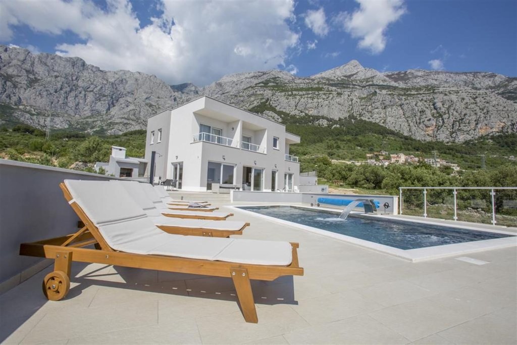luxusni-vila-s-bazenem-a-vyhledem-na-more-makarska-chorvatsko