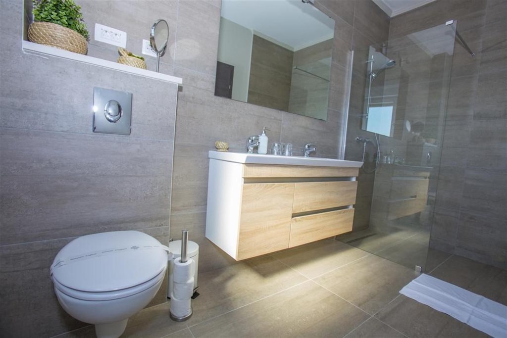 luxusni-vila-s-bazenem-a-vyhledem-na-more-makarska-chorvatsko