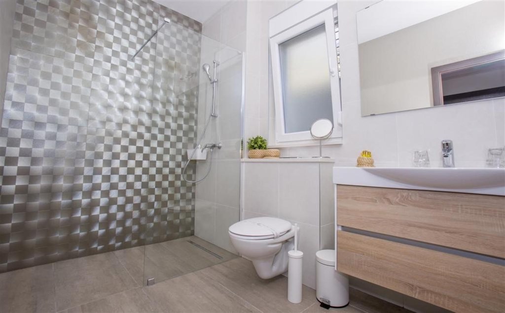 luxusni-vila-s-bazenem-a-vyhledem-na-more-makarska-chorvatsko