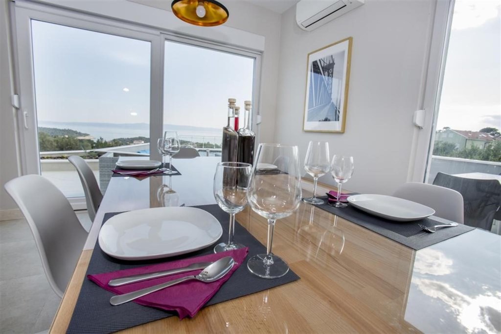 luxusni-vila-s-bazenem-a-vyhledem-na-more-makarska-chorvatsko