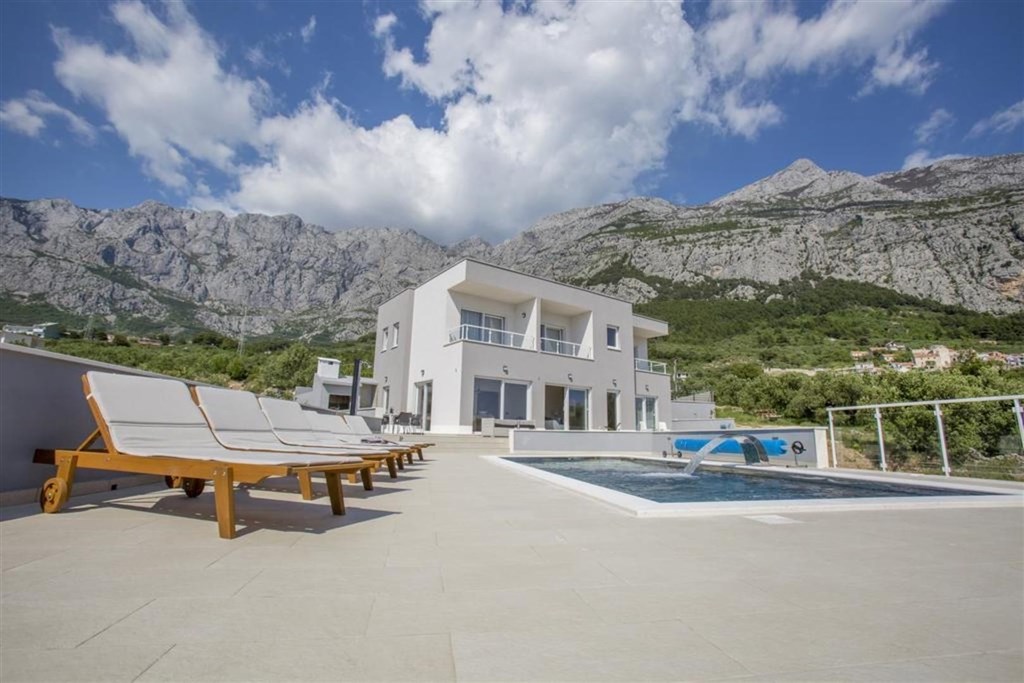 luxusni-vila-s-bazenem-a-vyhledem-na-more-makarska-chorvatsko