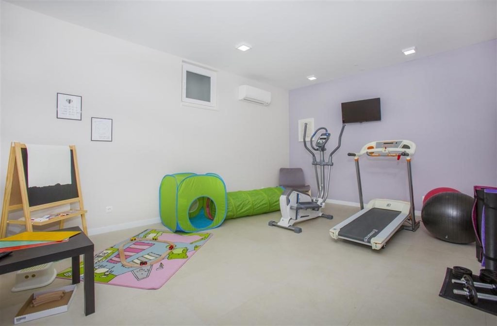 luxusni-vila-s-bazenem-a-vyhledem-na-more-makarska-chorvatsko