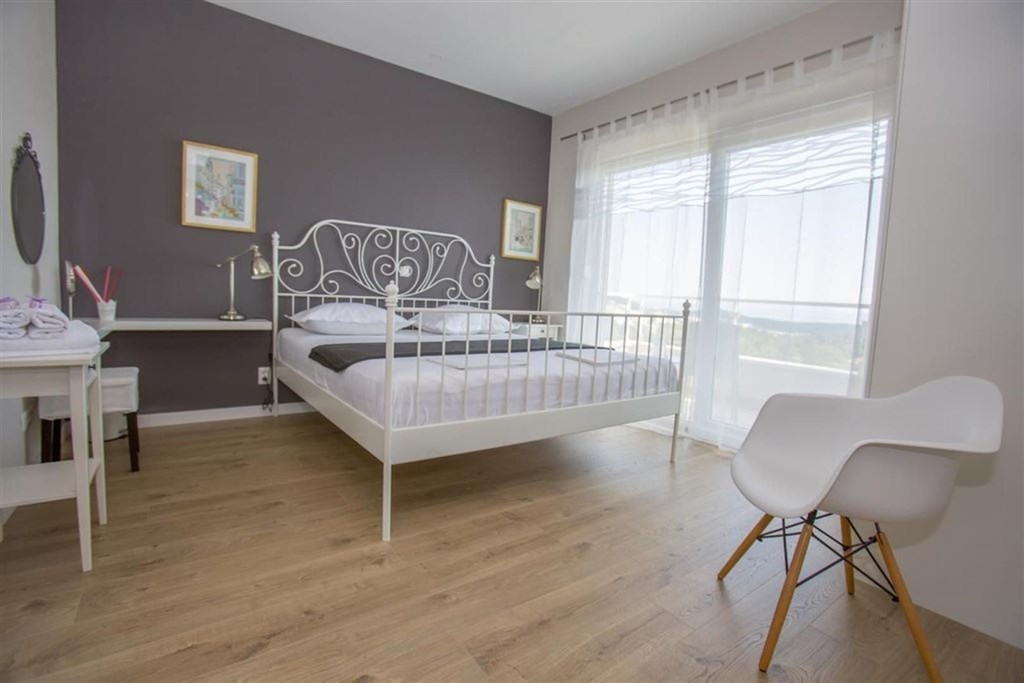 na-prodej-luxusni-vila-s-bazenem-a-vyhledem-na-more-makarska-chorvatsko