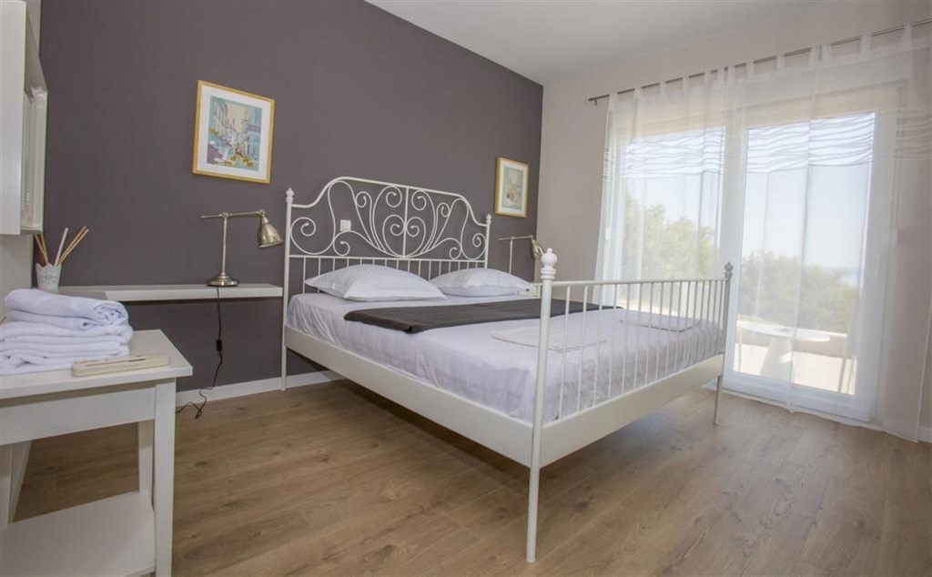 na-prodej-luxusni-vila-s-bazenem-a-vyhledem-na-more-makarska-chorvatsko