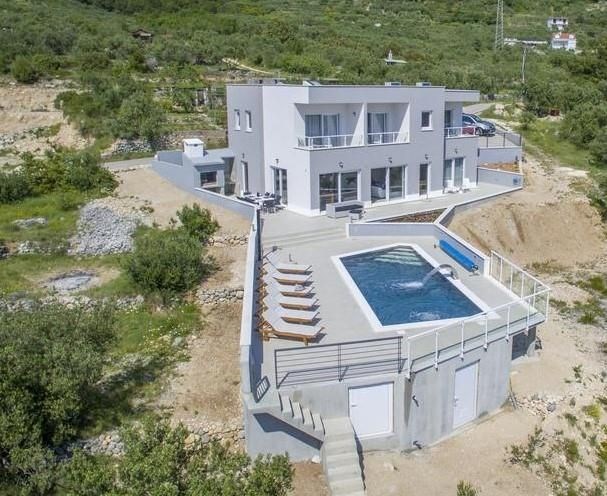 na-prodej-luxusni-vila-s-bazenem-a-vyhledem-na-more-makarska-chorvatsko