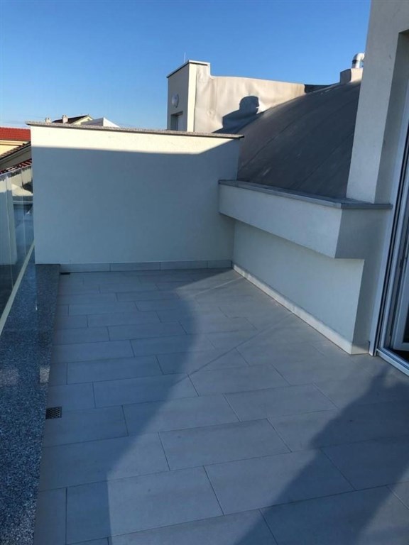 na-prodej-luxusni-apartman-v-1-rade-od-more-povljana-chorvatsko