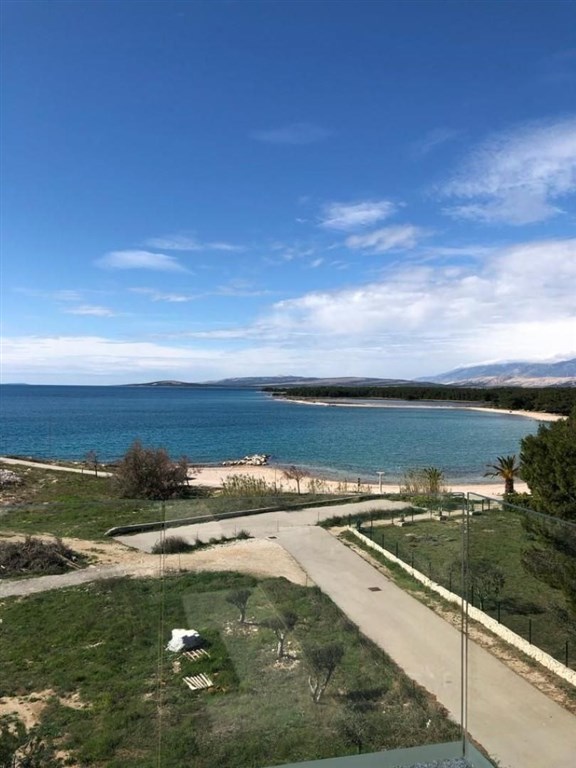 na-prodej-luxusni-apartman-v-1-rade-od-more-povljana-chorvatsko