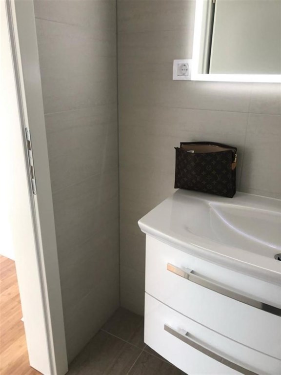 na-prodej-luxusni-apartman-v-1-rade-od-more-povljana-chorvatsko