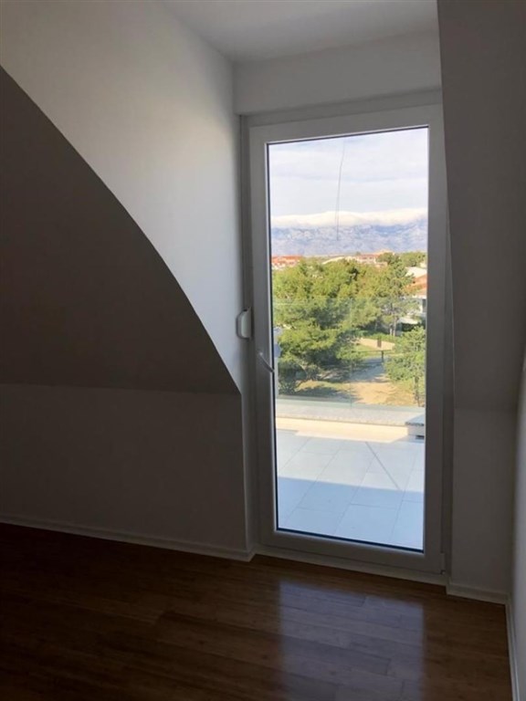 na-prodej-luxusni-apartman-v-1-rade-od-more-povljana-chorvatsko