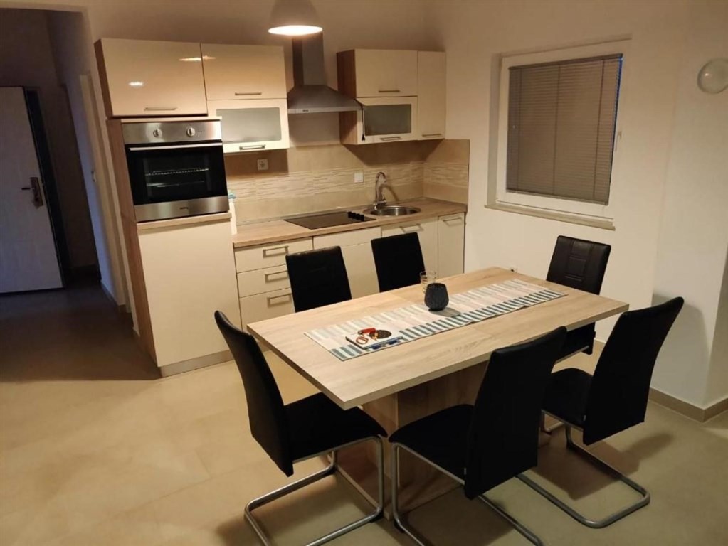 na-prodej-apartmanovy-dum-s-vyhledem-na-more-maslenica-chorvatsko