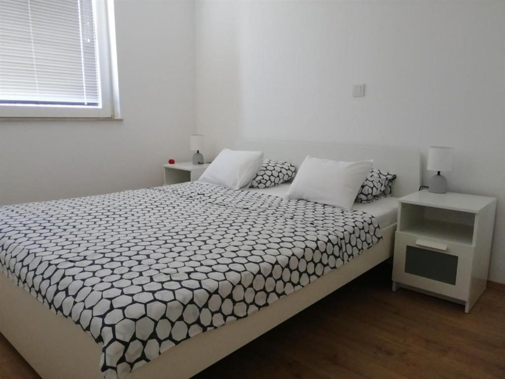 na-prodej-apartmanovy-dum-s-vyhledem-na-more-maslenica-chorvatsko