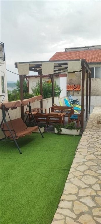 na-prodej-apartmanovy-dum-s-vyhledem-na-more-maslenica-chorvatsko