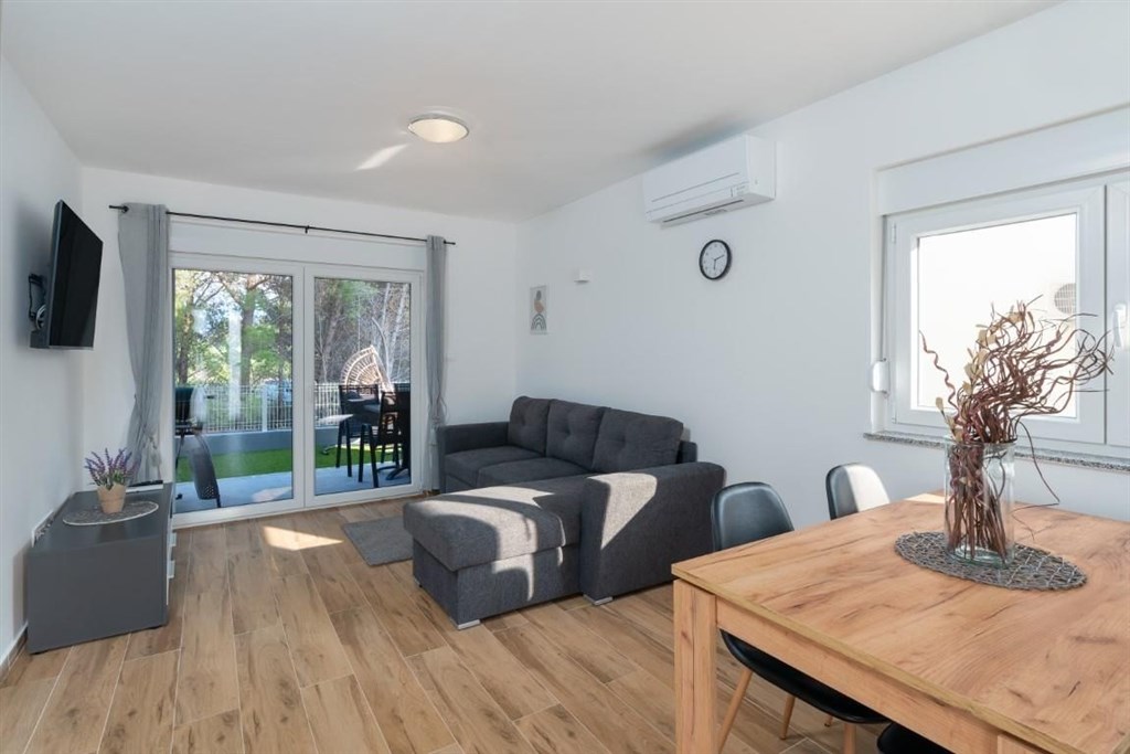 na-prodej-moderne-vybaveny-apartman-s-terasou-vir-chorvatsko