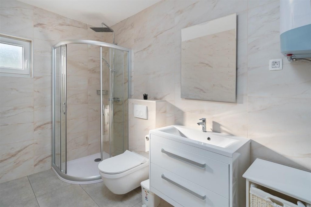 na-prodej-moderne-vybaveny-apartman-s-terasou-vir-chorvatsko