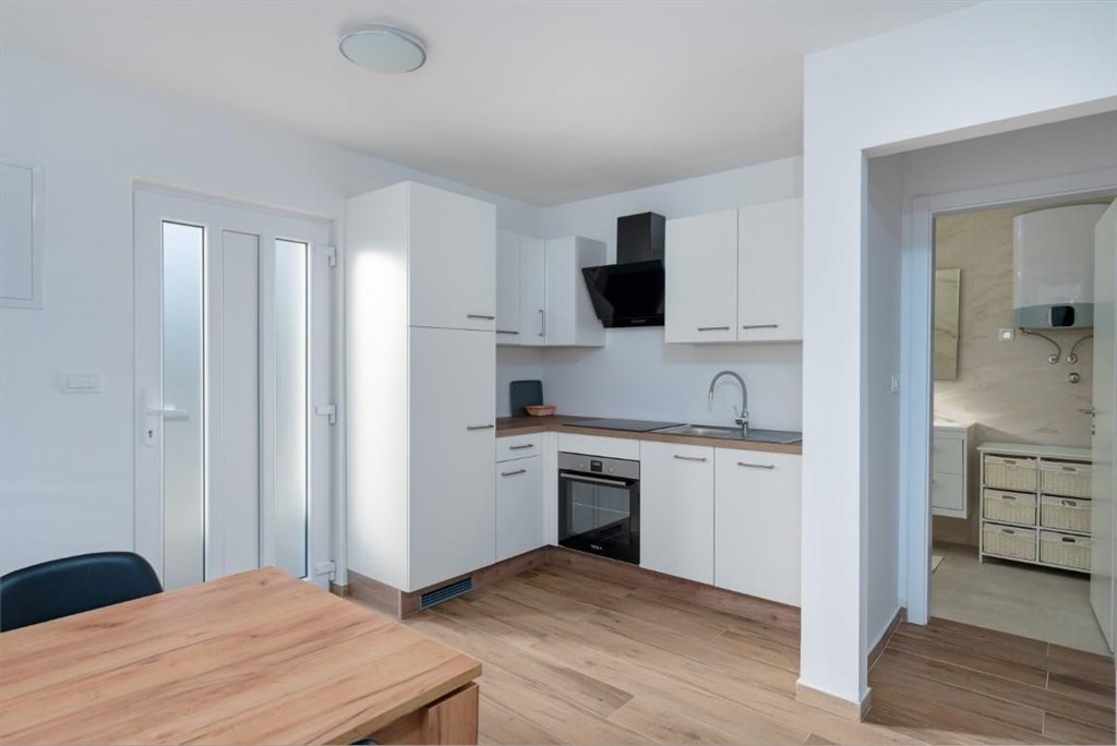 na-prodej-moderne-vybaveny-apartman-s-terasou-vir-chorvatsko