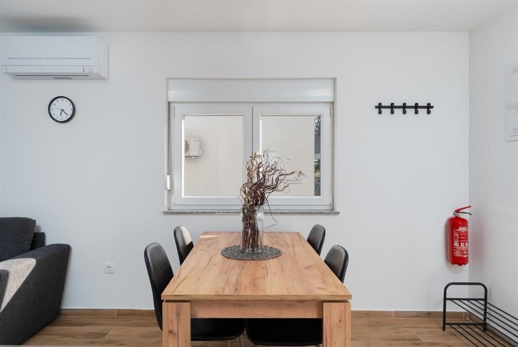 na-prodej-moderne-vybaveny-apartman-s-terasou-vir-chorvatsko