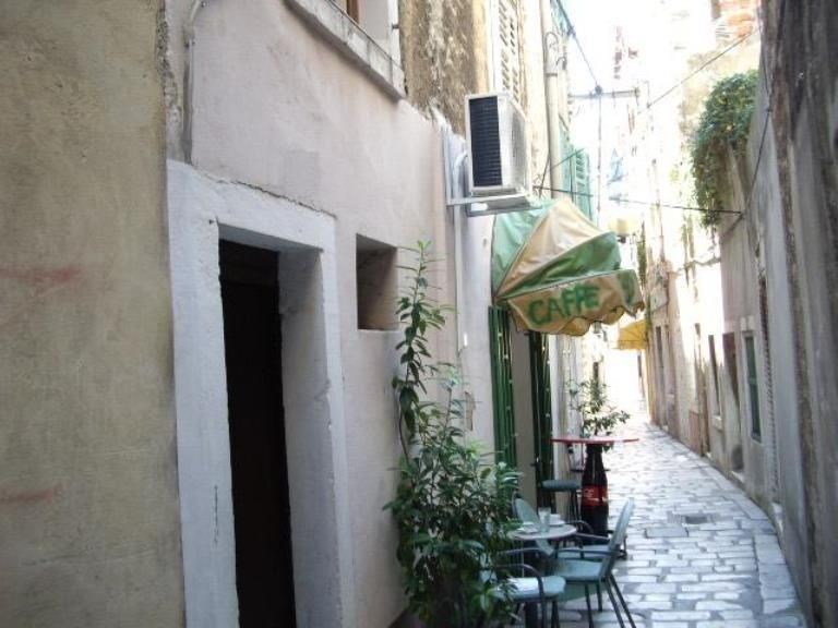 puvodni-kamenny-dum-na-atraktivnim-miste-sibenik-chorvatsko