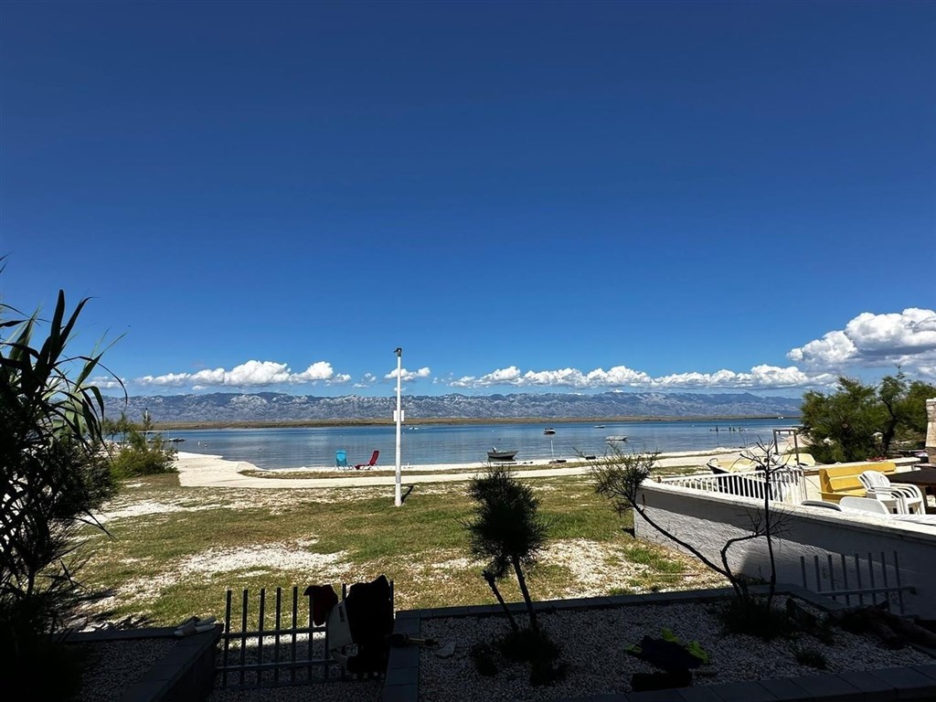 na-prodej-vybaveny-apartman-v-1-rade-od-more-vir-chorvatsko