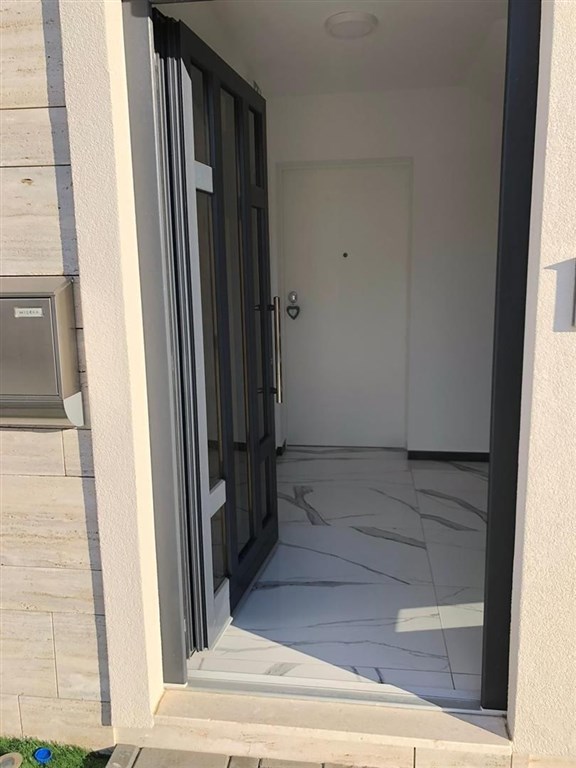na-prodej-vybaveny-apartman-v-1-rade-od-more-vir-chorvatsko