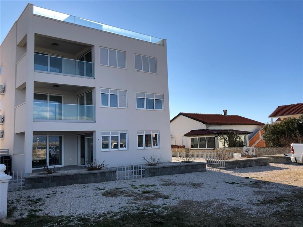 na-prodej-vybaveny-apartman-v-1-rade-od-more-vir-chorvatsko
