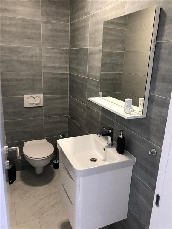 na-prodej-vybaveny-apartman-v-1-rade-od-more-vir-chorvatsko