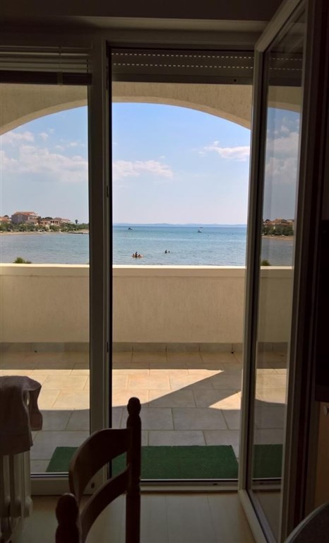 na-prodej-dva-apartmany-v-1-rade-od-more-vir-chorvatsko