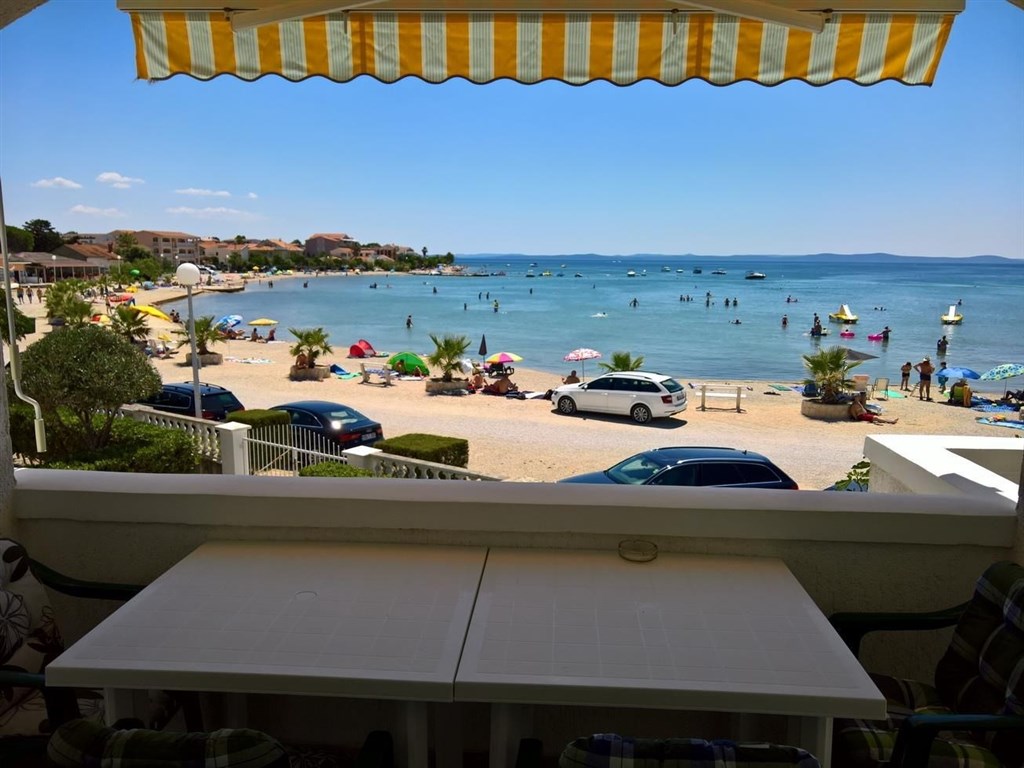 na-prodej-dva-apartmany-v-1-rade-od-more-vir-chorvatsko