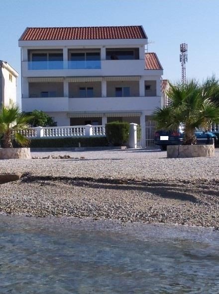 na-prodej-dva-apartmany-v-1-rade-od-more-vir-chorvatsko