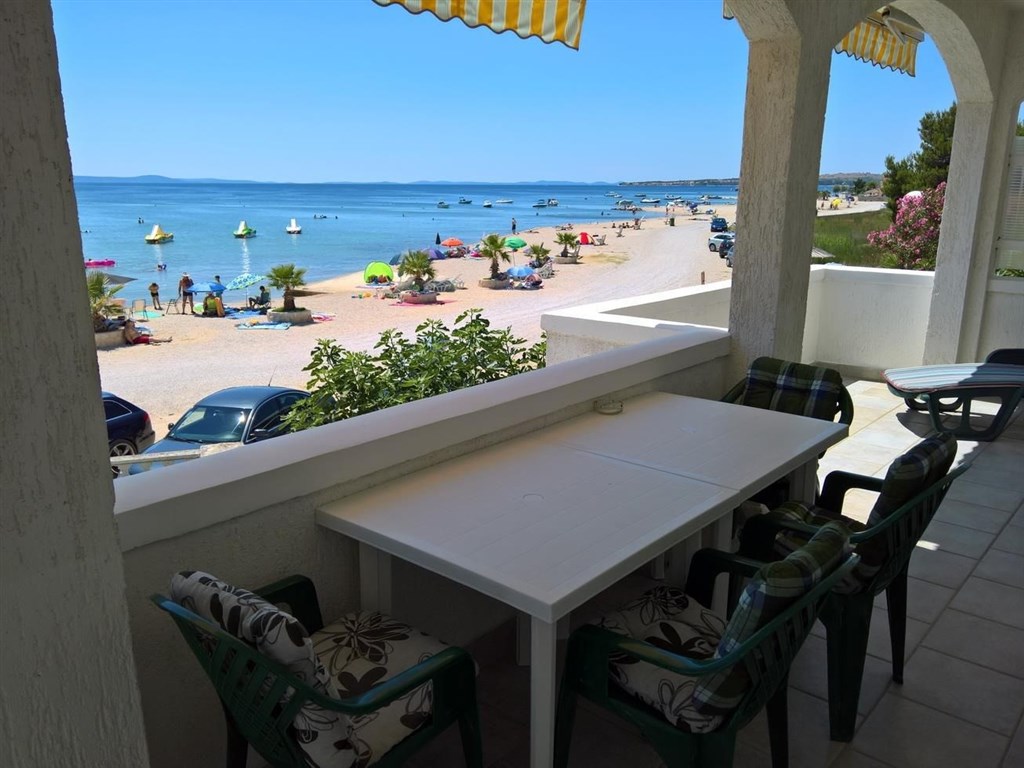 na-prodej-dva-apartmany-v-1-rade-od-more-vir-chorvatsko