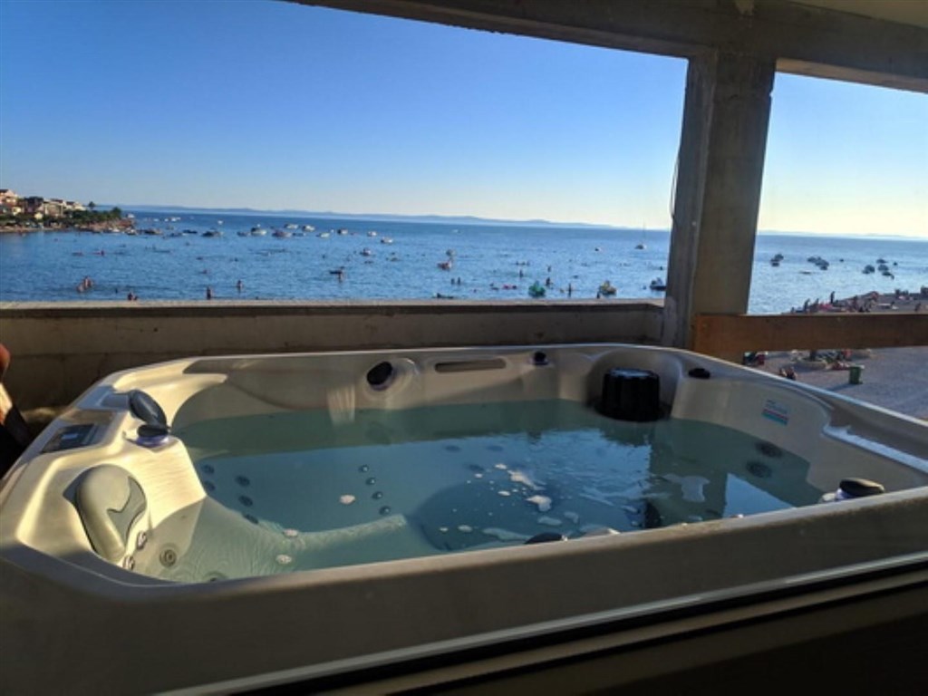 na-prodej-dva-apartmany-v-1-rade-od-more-vir-chorvatsko