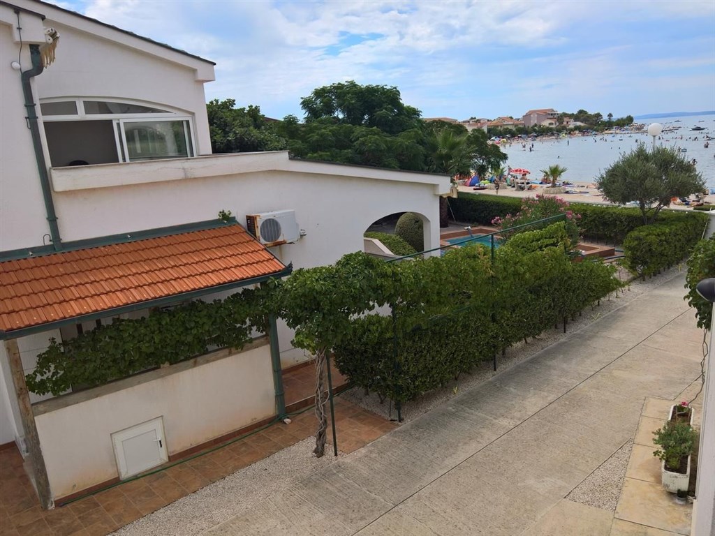 na-prodej-dva-apartmany-v-1-rade-od-more-vir-chorvatsko