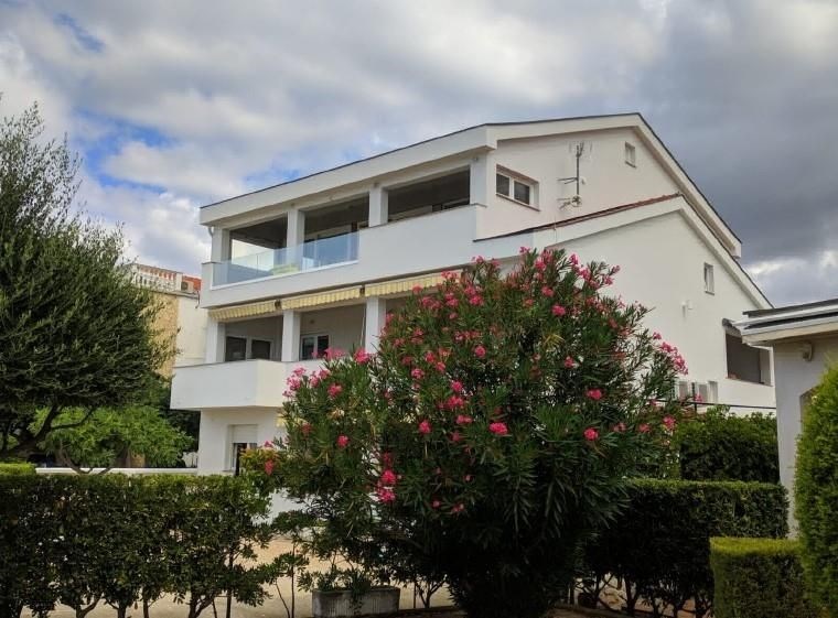 na-prodej-dva-apartmany-v-1-rade-od-more-vir-chorvatsko