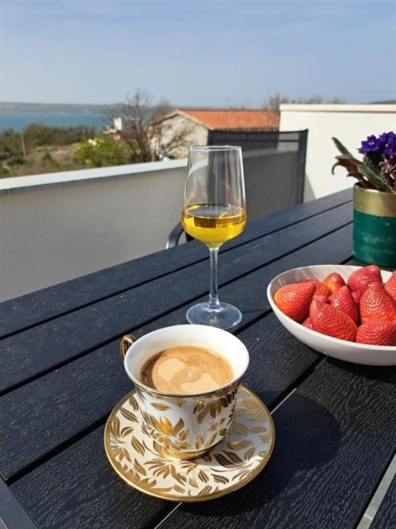 na-prodej-apartman-s-terasou-a-vyhledem-na-more-maslenica-chorvatsko