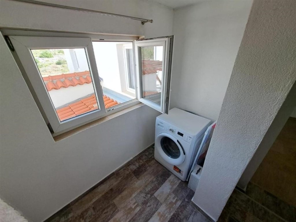 na-prodej-apartman-s-terasou-a-vyhledem-na-more-maslenica-chorvatsko