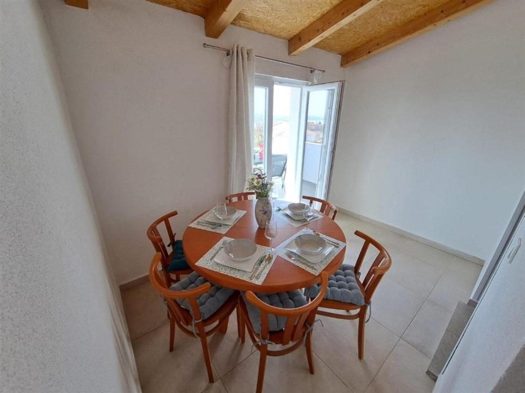 na-prodej-apartman-s-terasou-a-vyhledem-na-more-maslenica-chorvatsko