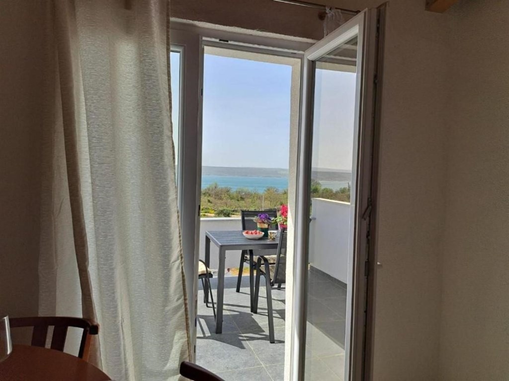 na-prodej-apartman-s-terasou-a-vyhledem-na-more-maslenica-chorvatsko
