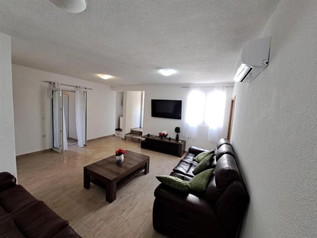 na-prodej-apartman-s-terasou-a-vyhledem-na-more-maslenica-chorvatsko