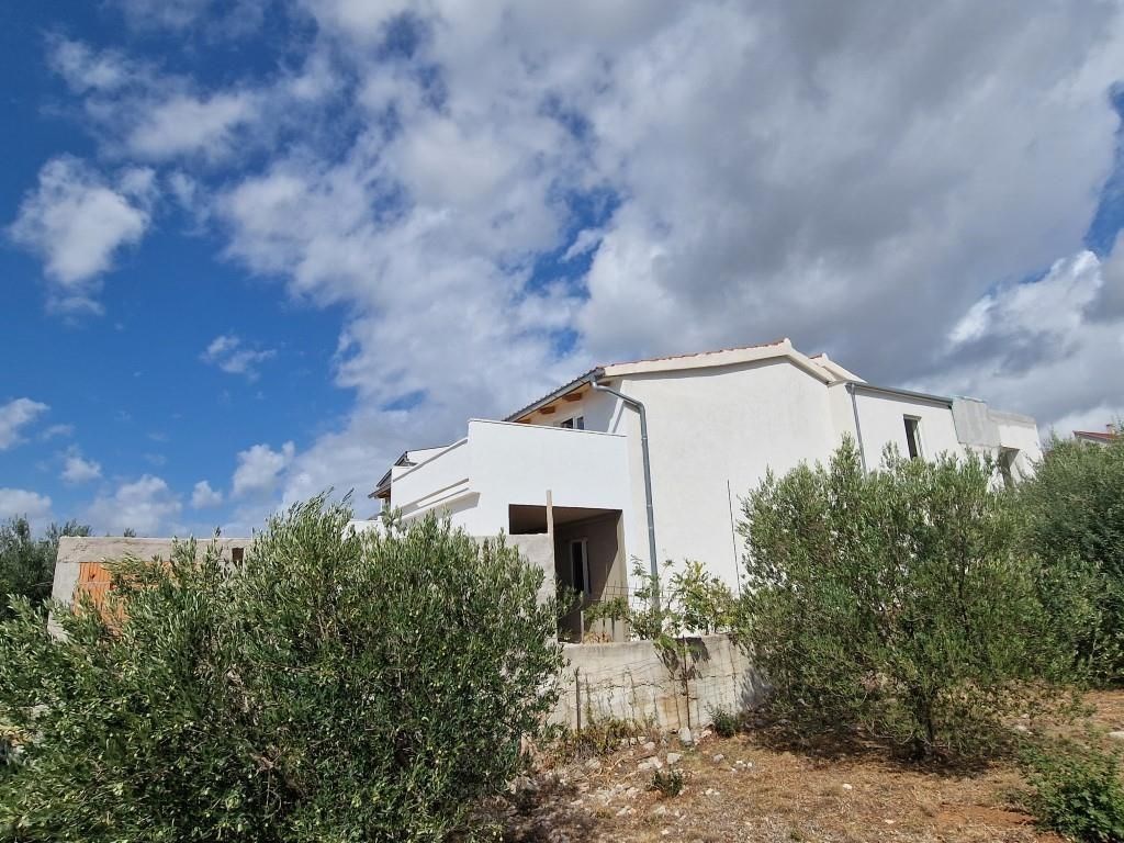 na-prodej-apartman-s-terasou-a-vyhledem-na-more-maslenica-chorvatsko