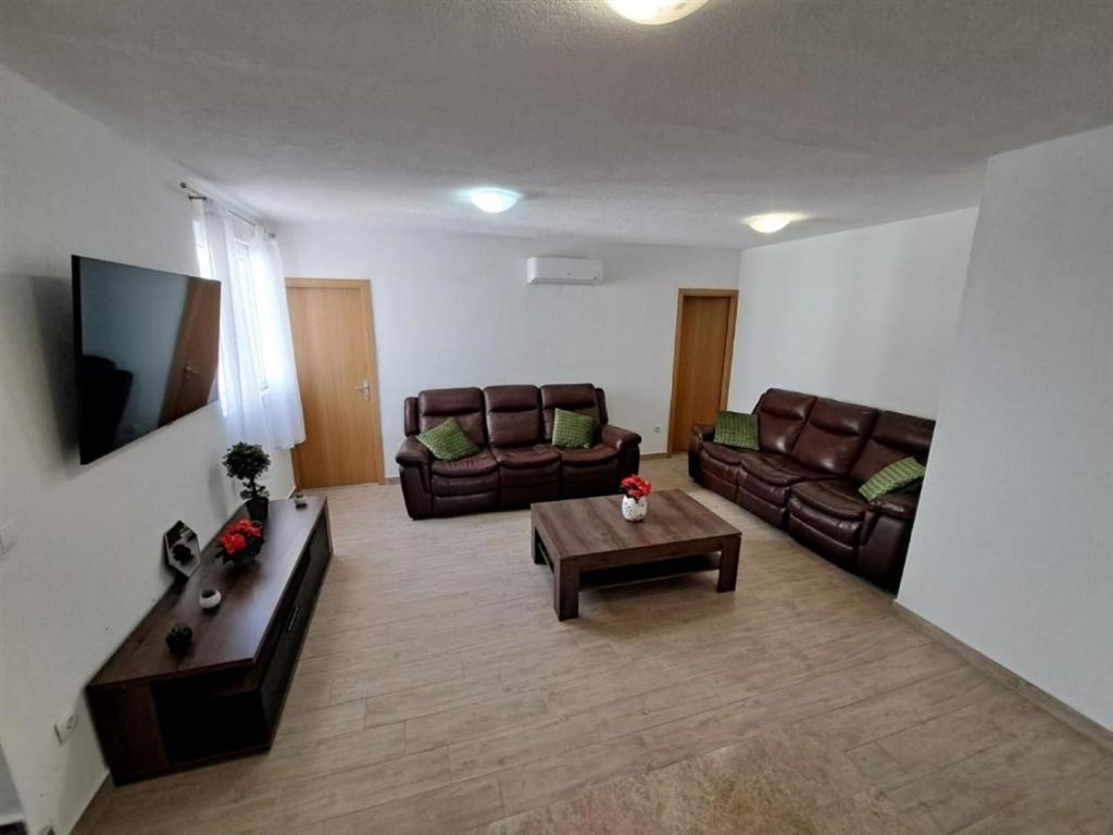 na-prodej-apartman-s-terasou-a-vyhledem-na-more-maslenica-chorvatsko