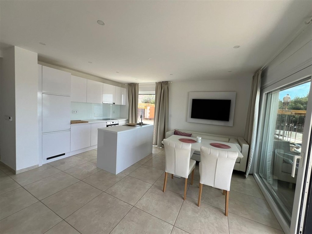 na-prodej-zarizeny-apartman-v-1-rade-od-more-bibinje-chorvatsko