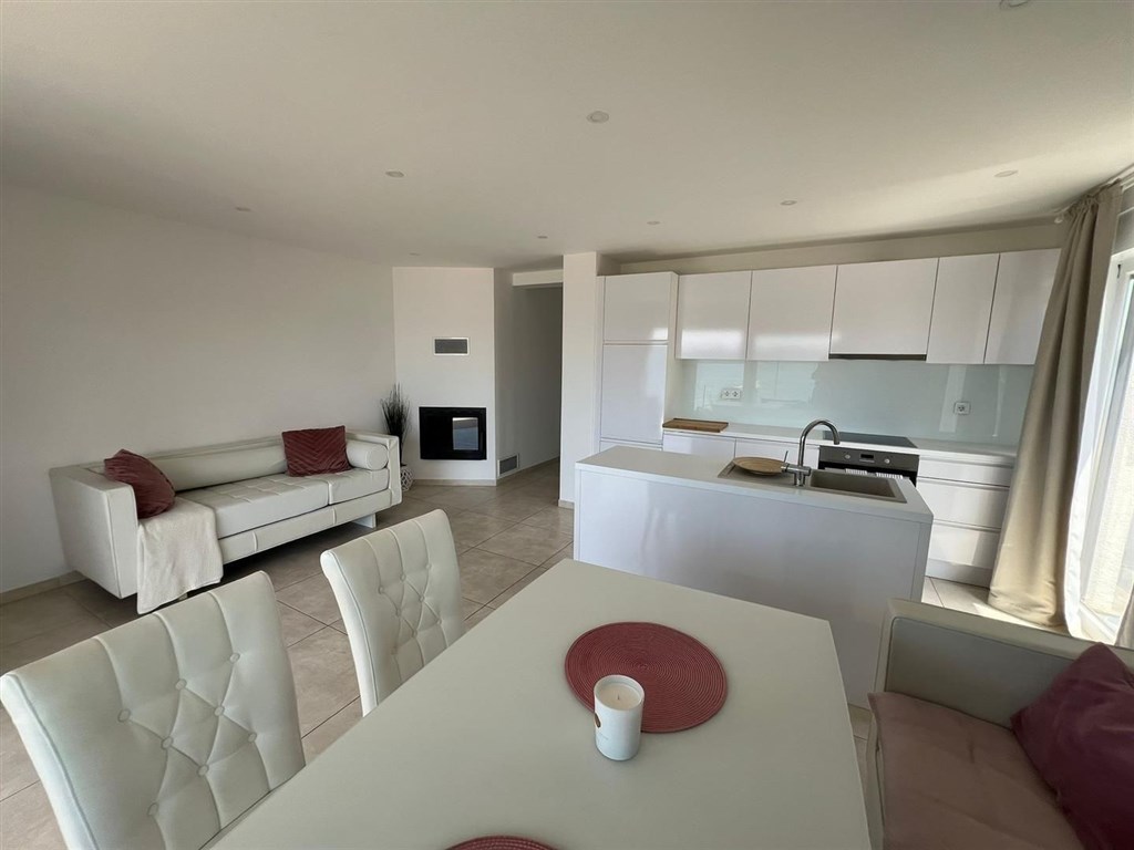 na-prodej-zarizeny-apartman-v-1-rade-od-more-bibinje-chorvatsko